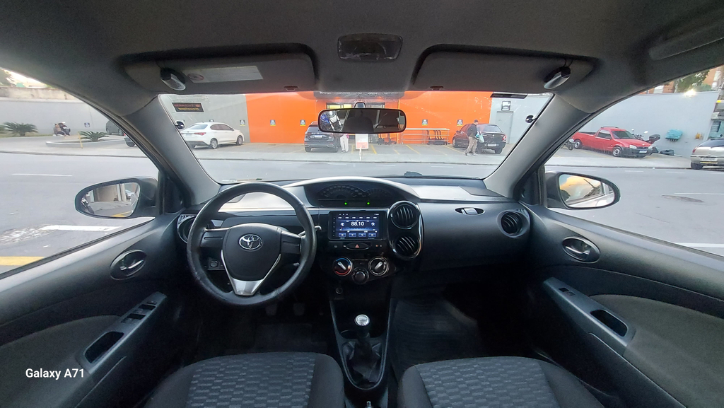 Toyota Etios Hatch Prata