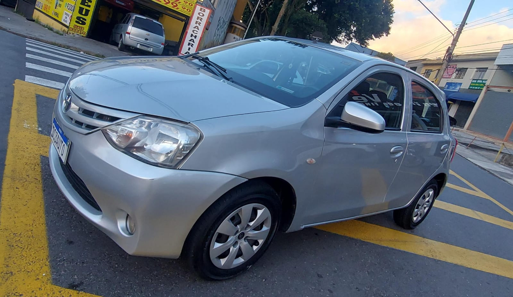 Toyota Etios Hatch Prata