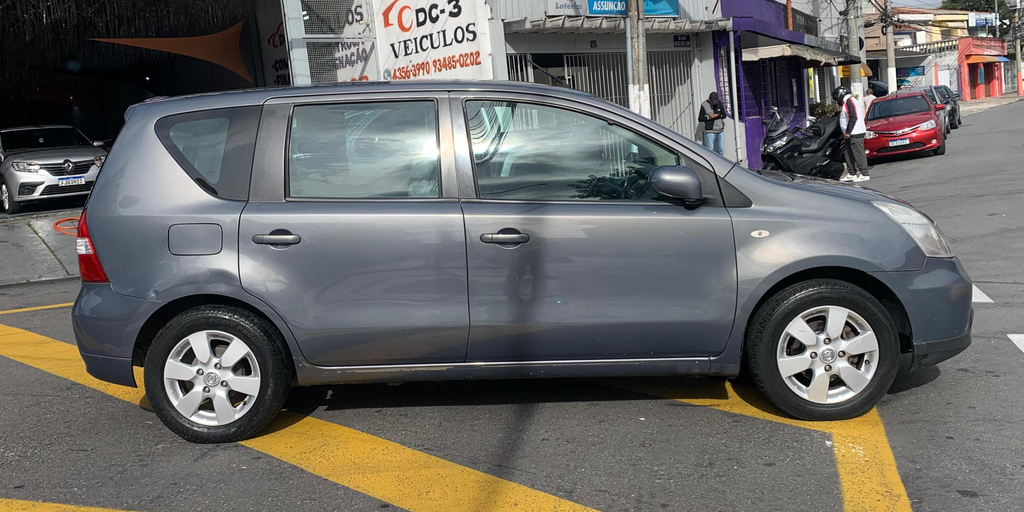 Nissan Livina Cinza