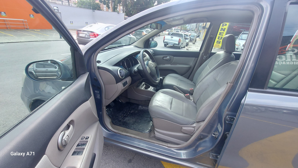Nissan Livina Cinza