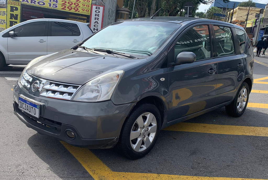 Nissan Livina Cinza