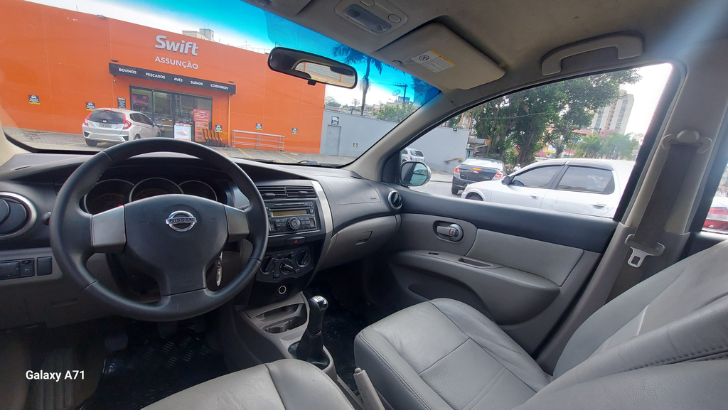 Nissan Livina Cinza