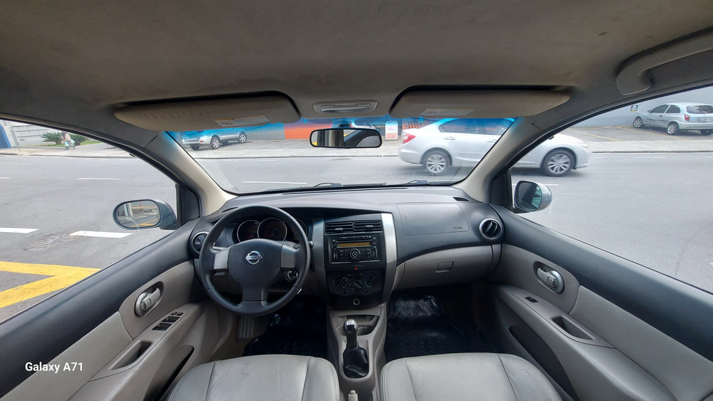 Nissan Livina Cinza