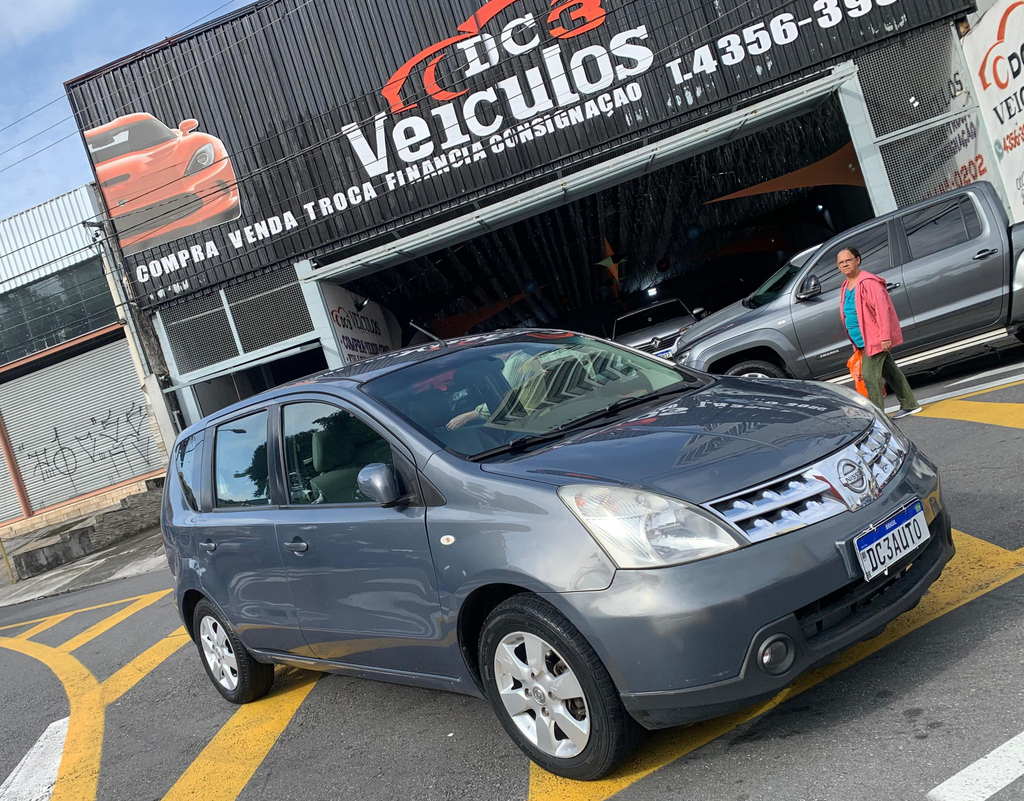 Nissan Livina Cinza