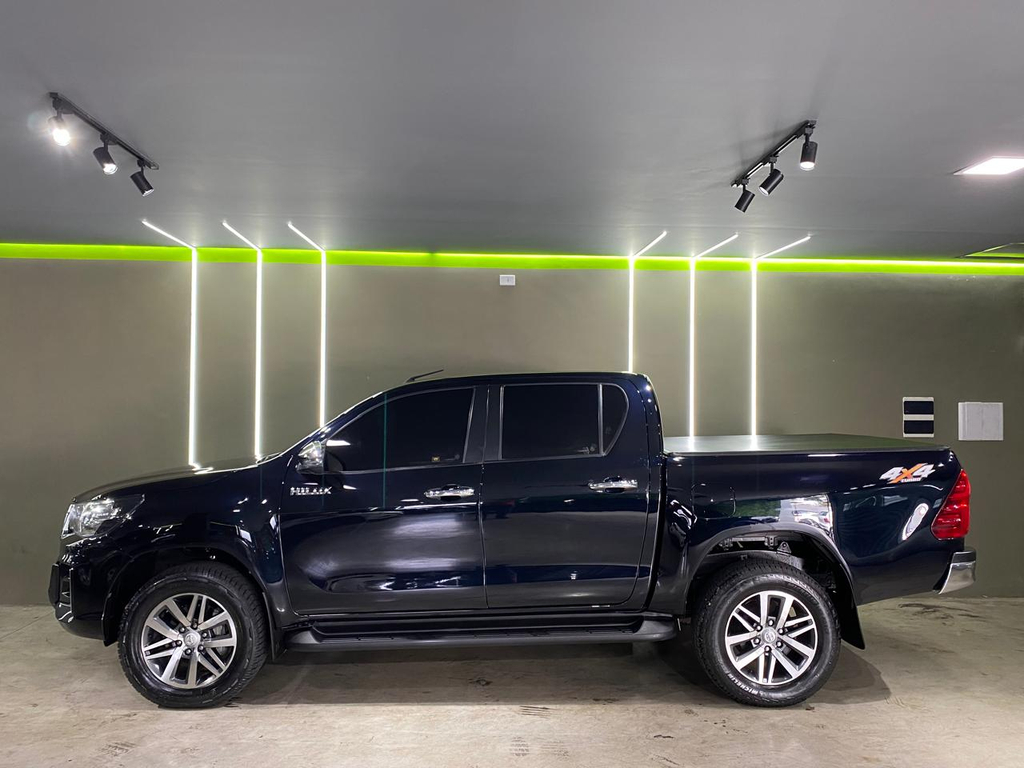 Toyota Hilux Preto