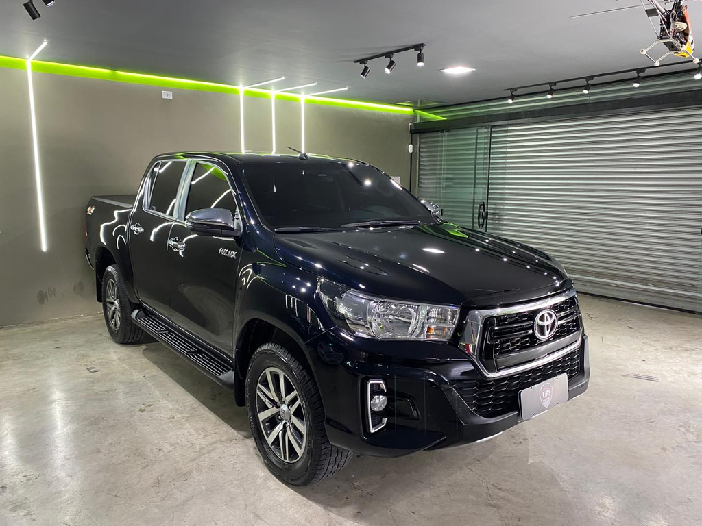 Toyota Hilux Preto