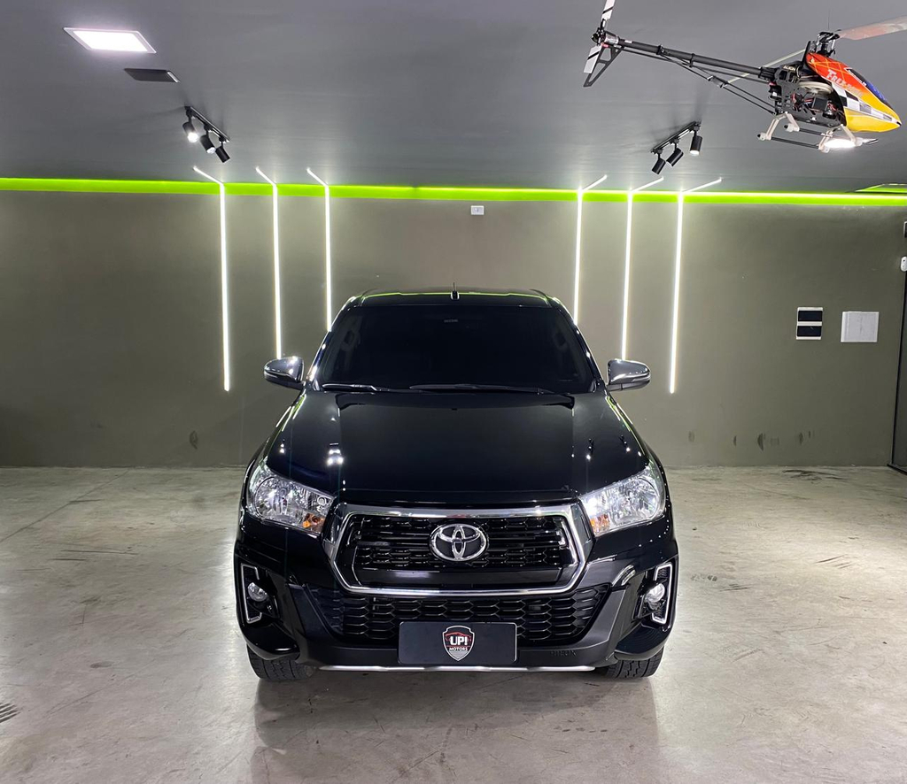 Toyota Hilux Preto