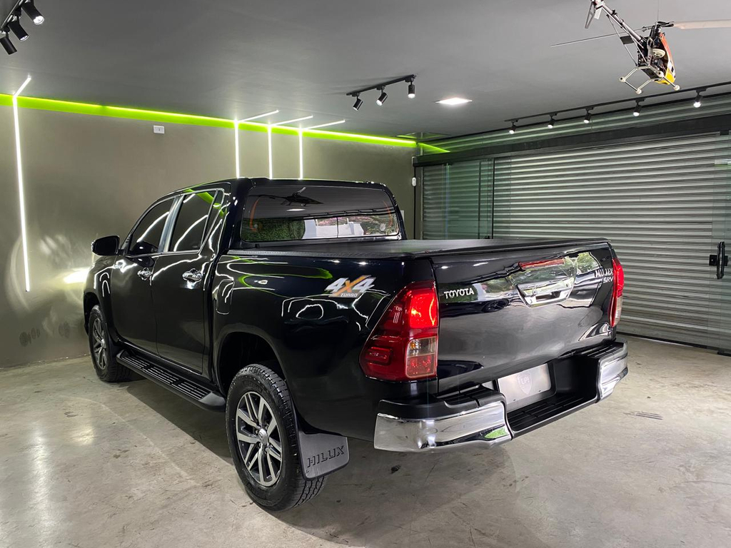 Toyota Hilux Preto