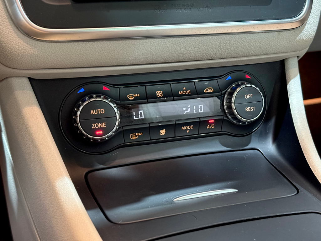 Mercedes Benz GLA-200 Cinza