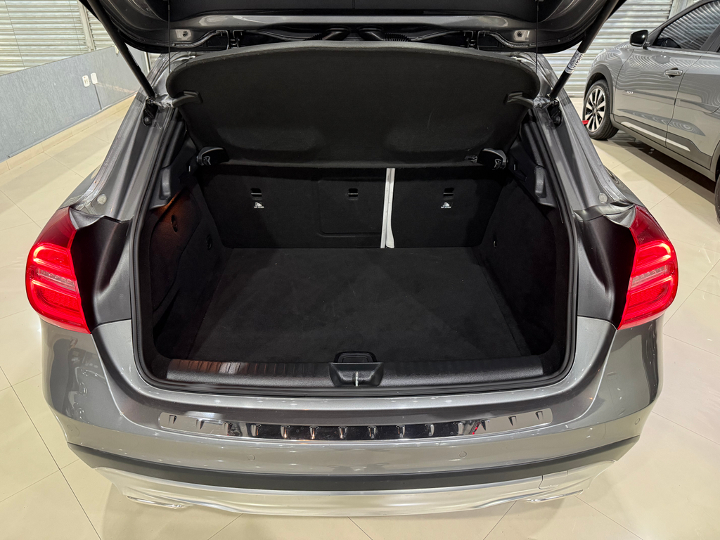 Mercedes Benz GLA-200 Cinza