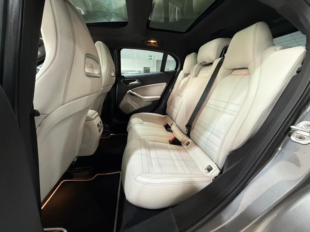 Mercedes Benz GLA-200 Cinza