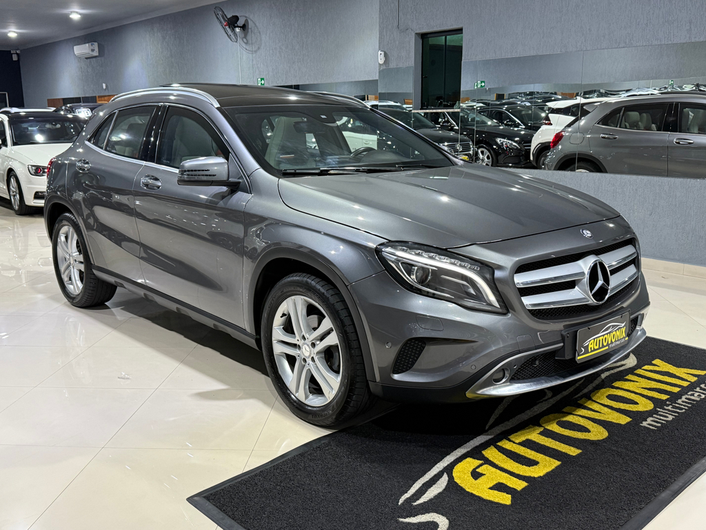 Mercedes Benz GLA-200 Cinza