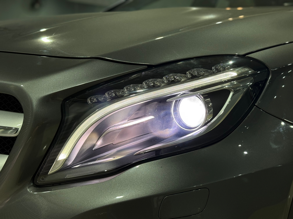 Mercedes Benz GLA-200 Cinza