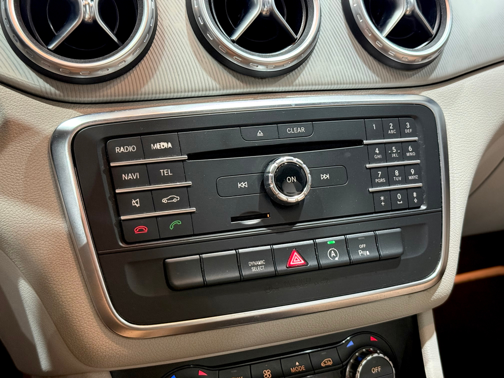 Mercedes Benz GLA-200 Cinza