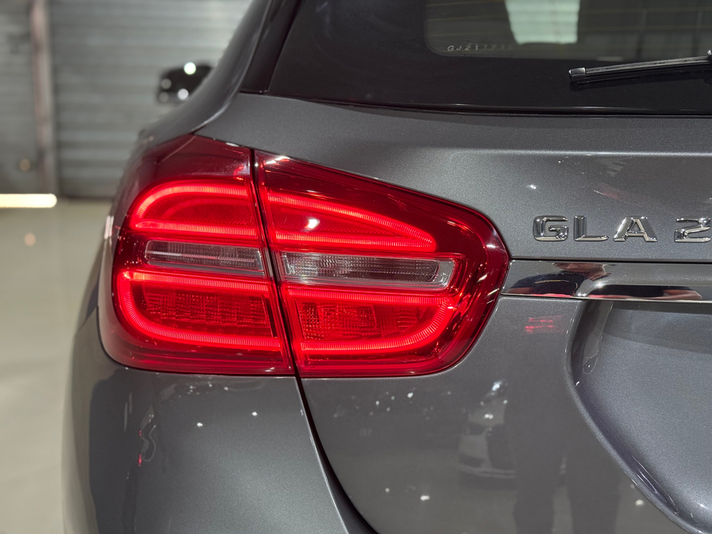 Mercedes Benz GLA-200 Cinza