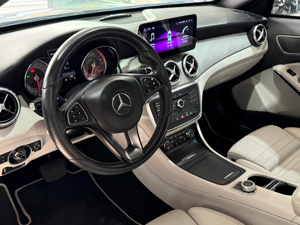 Mercedes Benz GLA-200 Cinza