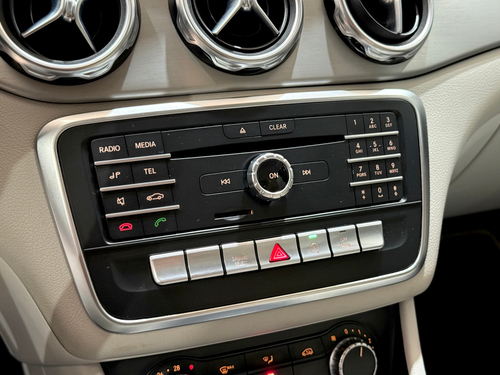 Mercedes Benz GLA-200 Cinza