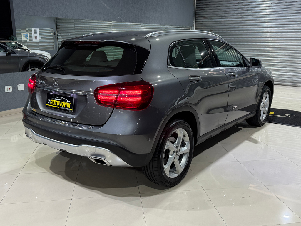 Mercedes Benz GLA-200 Cinza