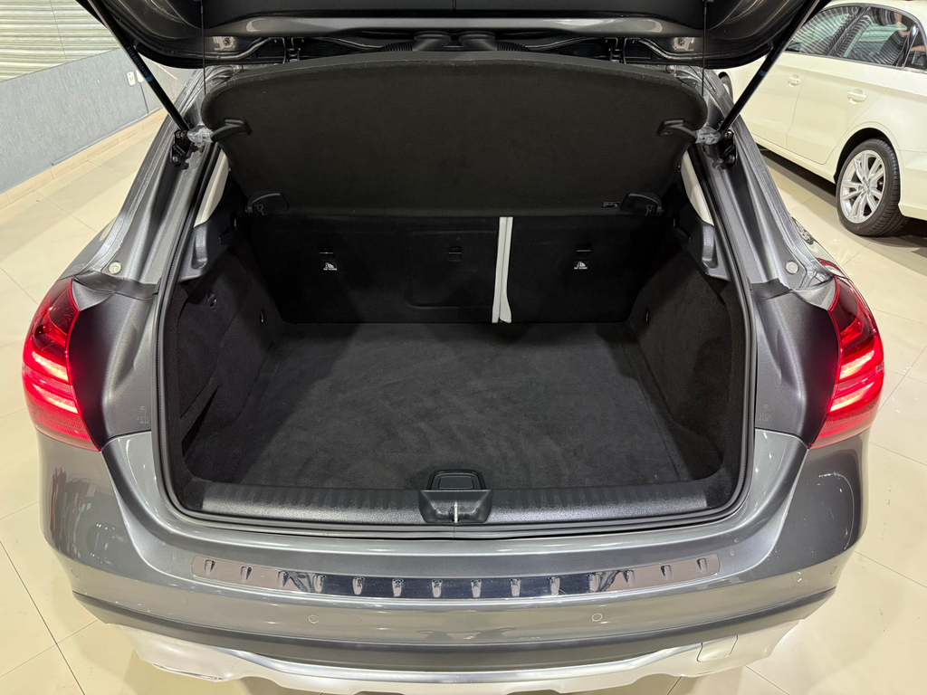 Mercedes Benz GLA-200 Cinza
