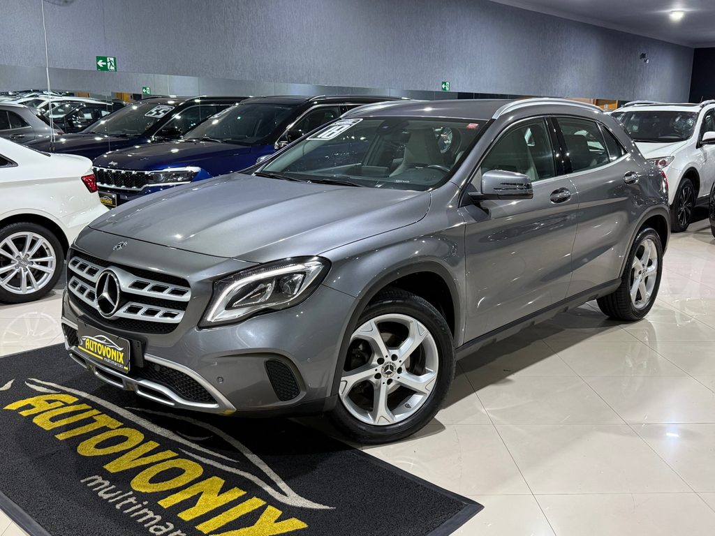 Mercedes Benz GLA-200 Cinza