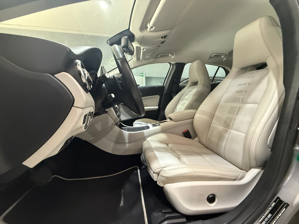 Mercedes Benz GLA-200 Cinza