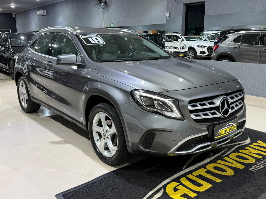 Mercedes Benz GLA-200 Cinza