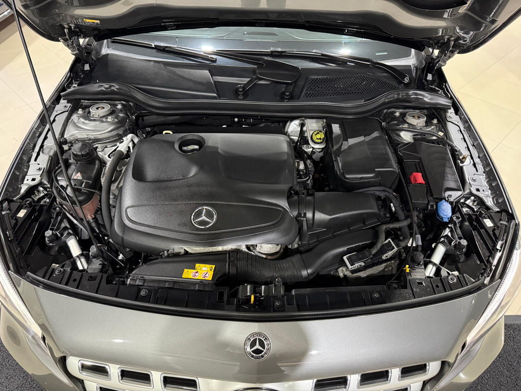 Mercedes Benz GLA-200 Cinza