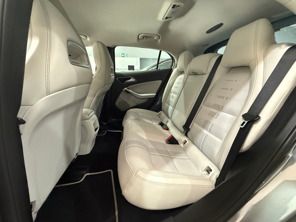 Mercedes Benz GLA-200 Cinza