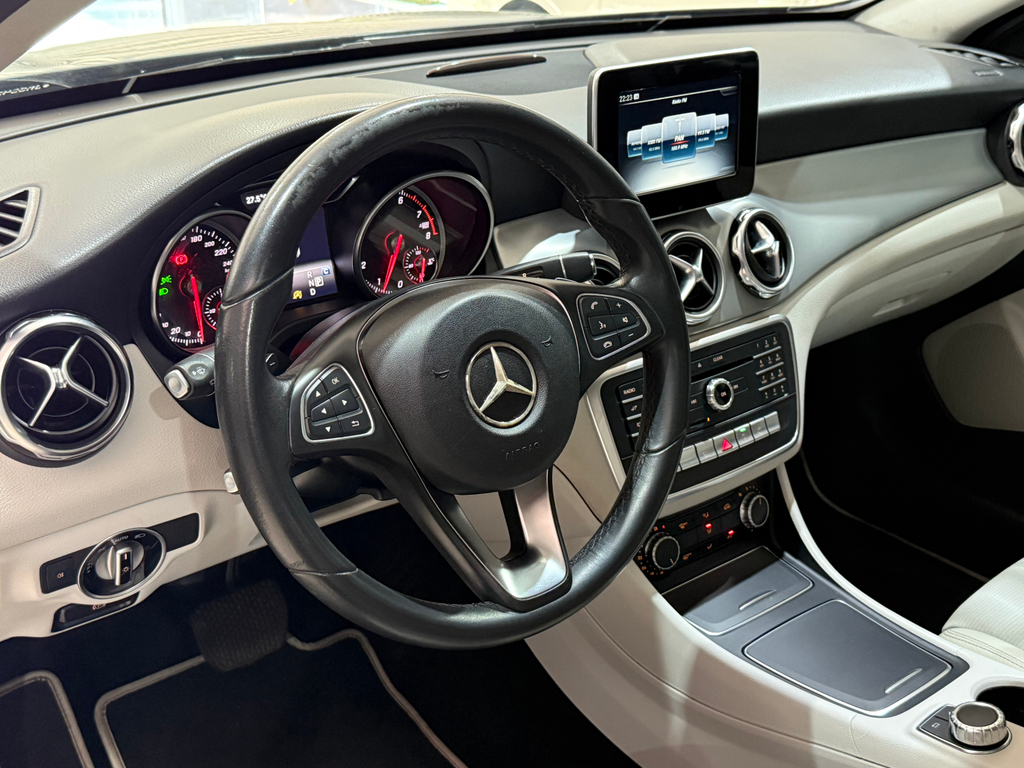 Mercedes Benz GLA-200 Cinza