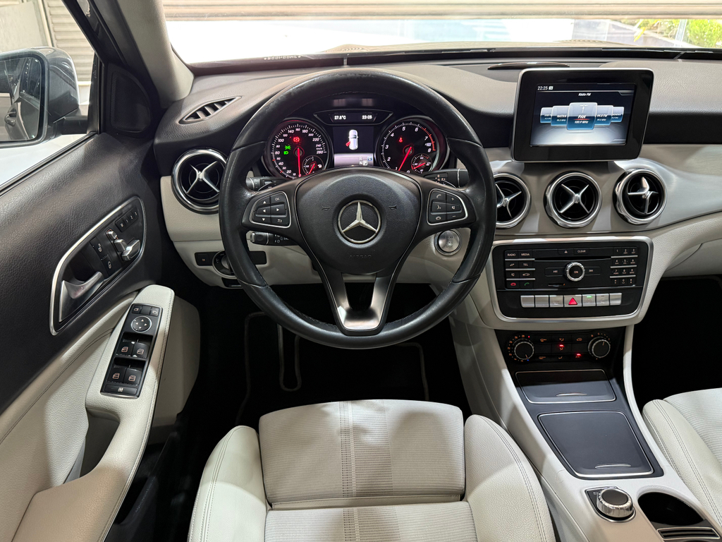 Mercedes Benz GLA-200 Cinza