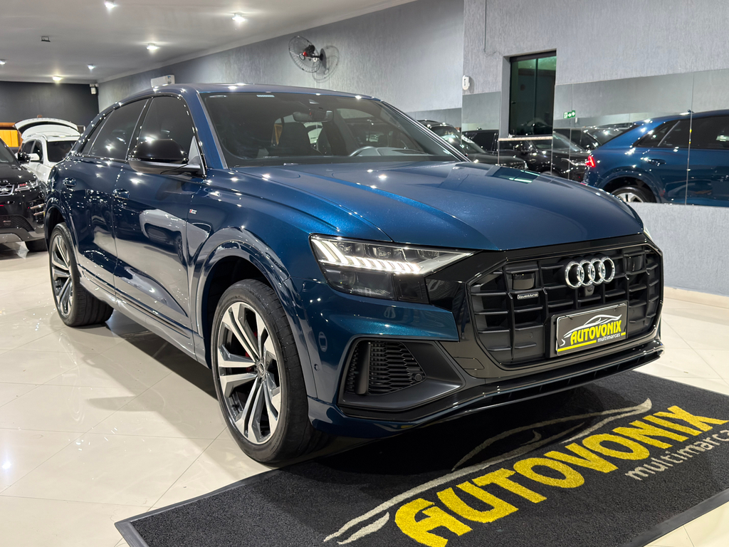 Audi Q8 Azul