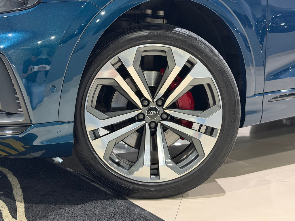 Audi Q8 Azul