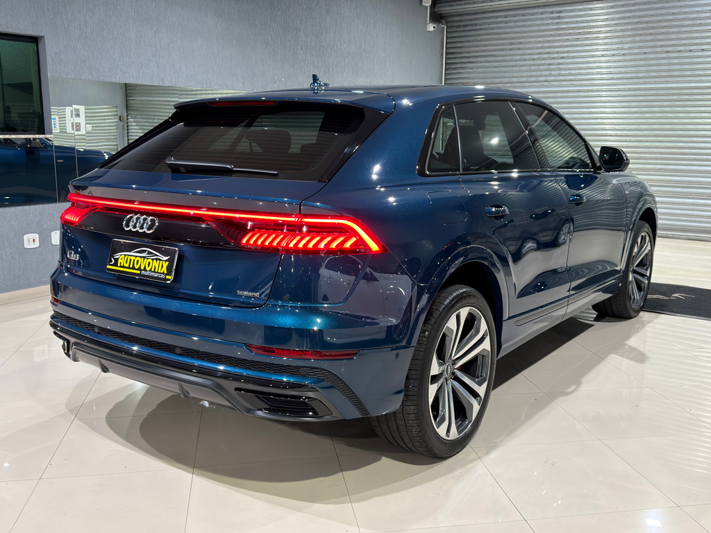 Audi Q8 Azul