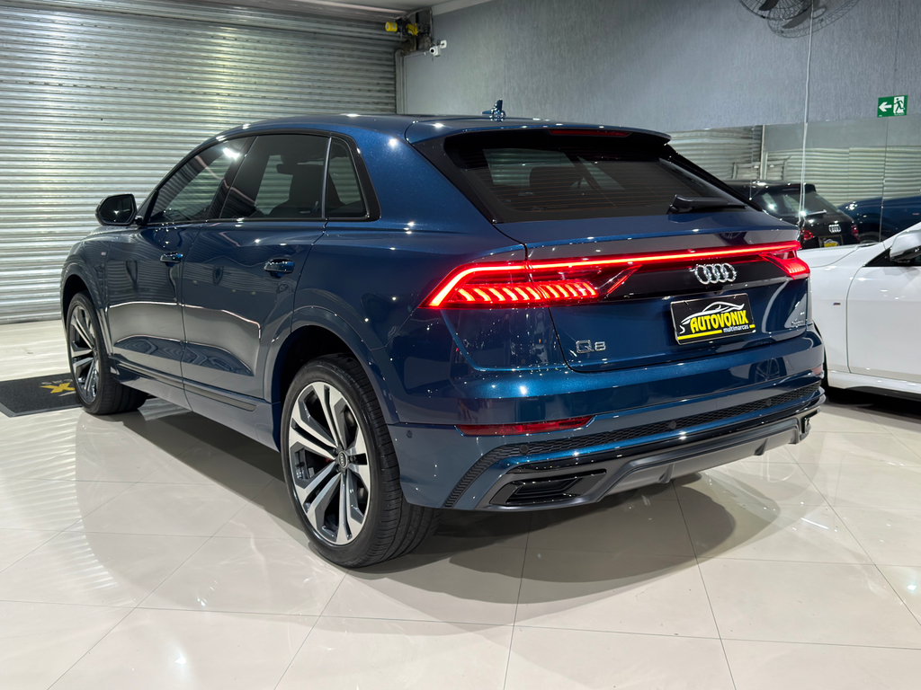 Audi Q8 Azul