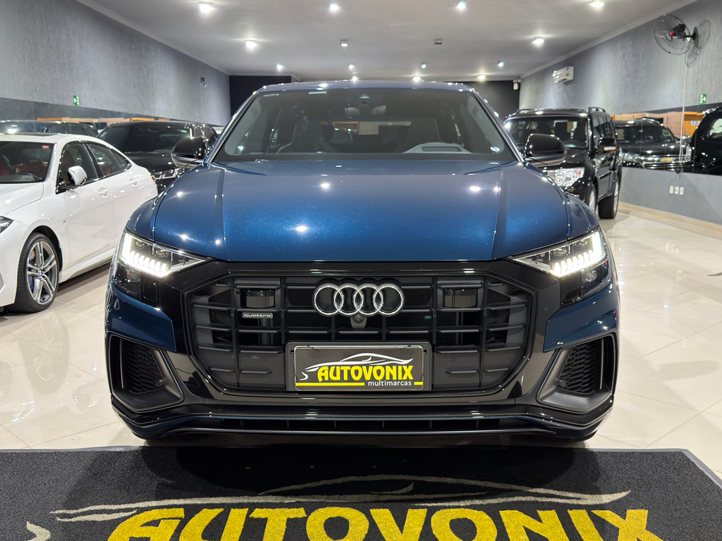Audi Q8 Azul