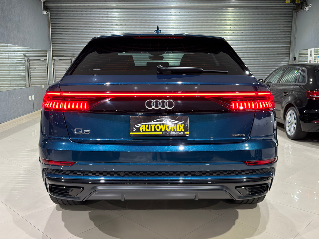 Audi Q8 Azul