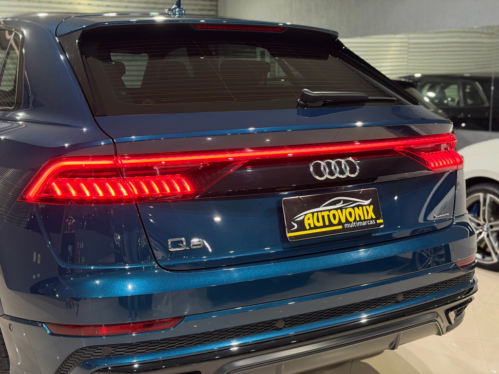 Audi Q8 Azul