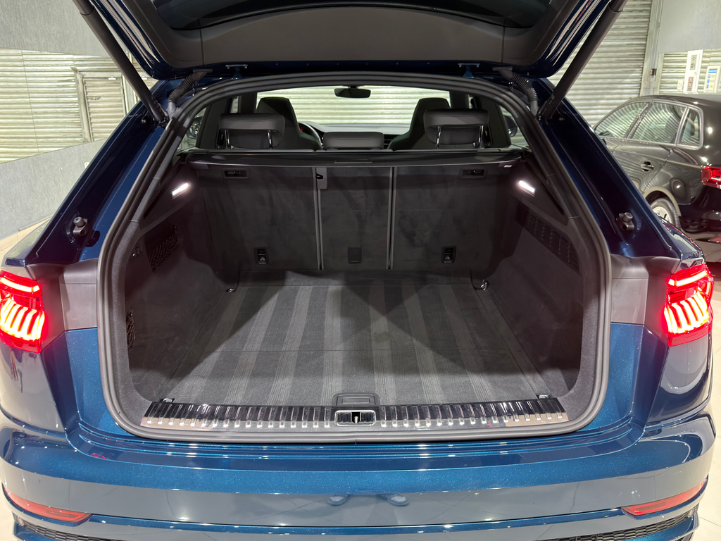 Audi Q8 Azul