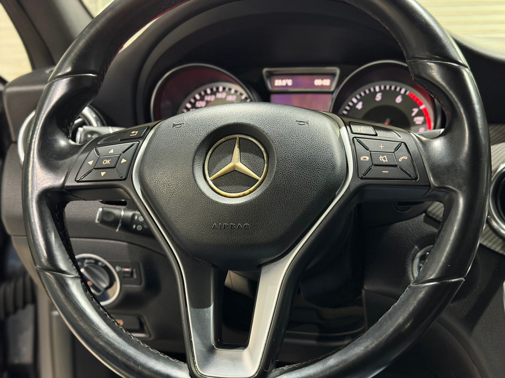 Mercedes Benz GLA-200 Cinza