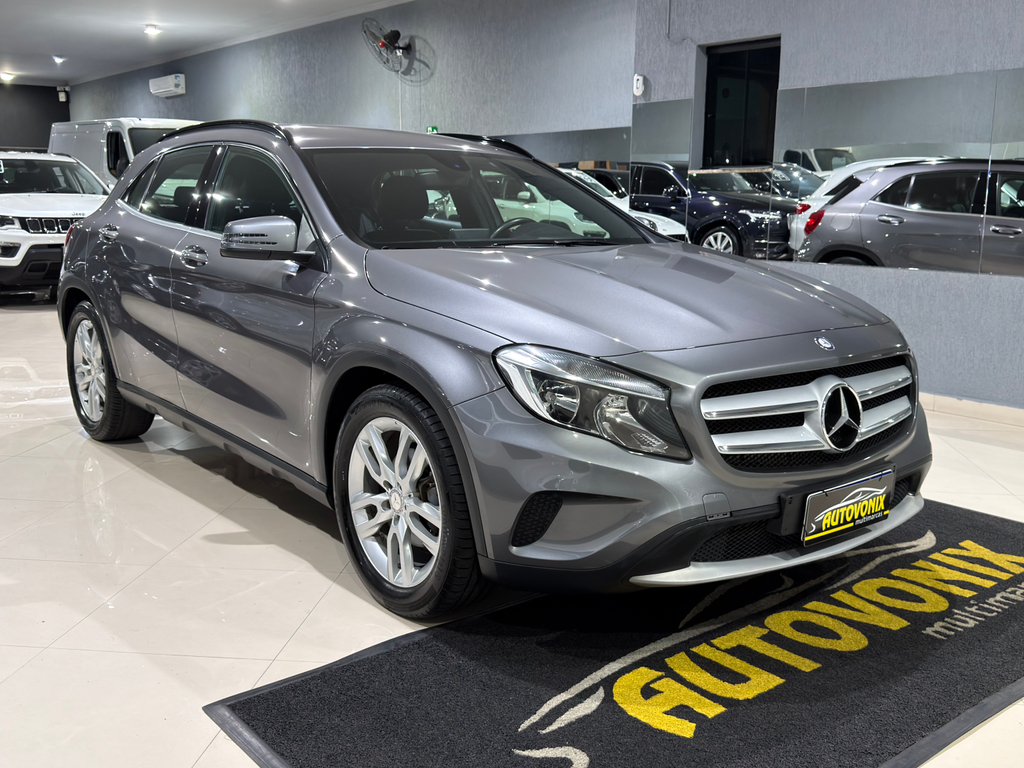 Mercedes Benz GLA-200 Cinza