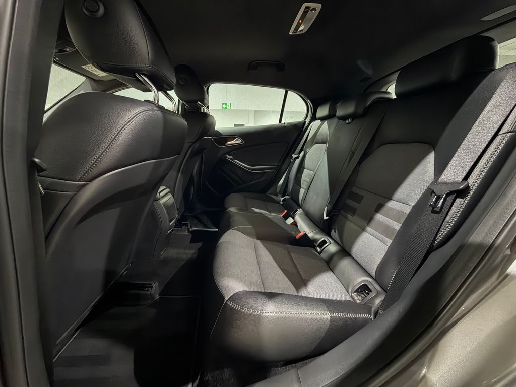 Mercedes Benz GLA-200 Cinza