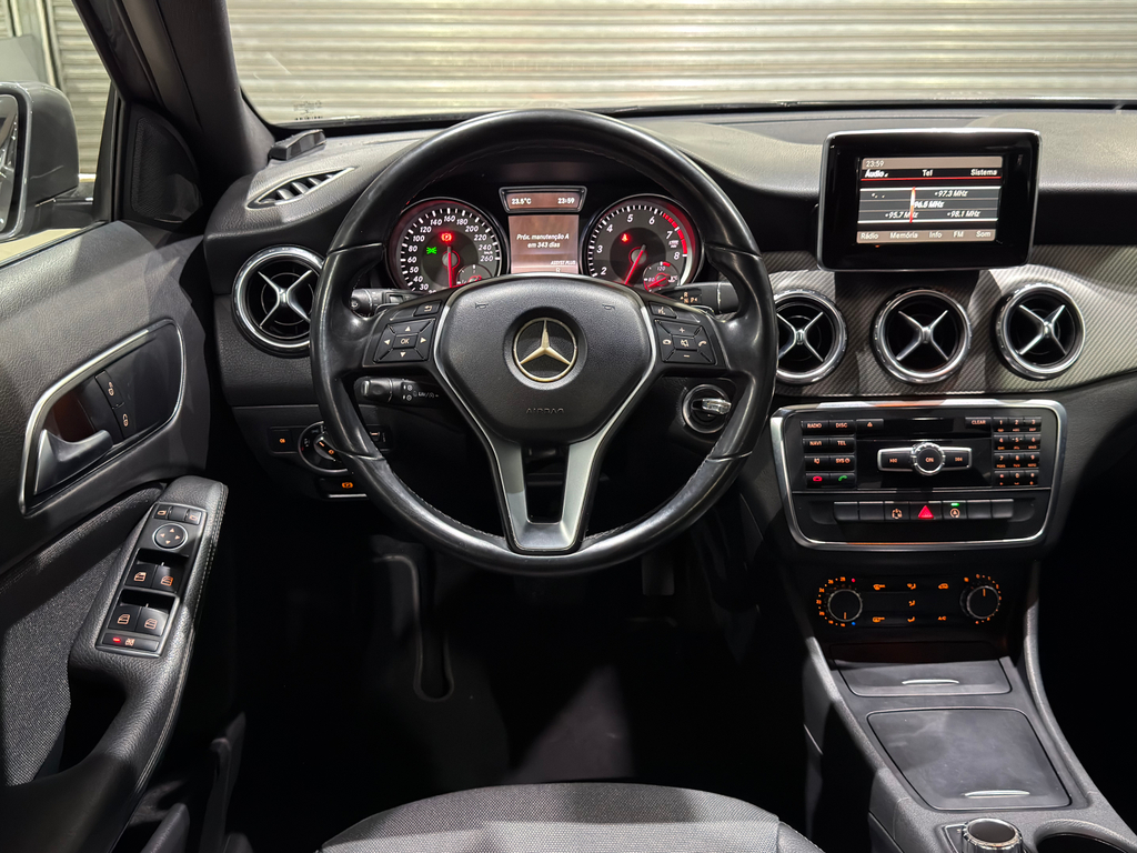 Mercedes Benz GLA-200 Cinza