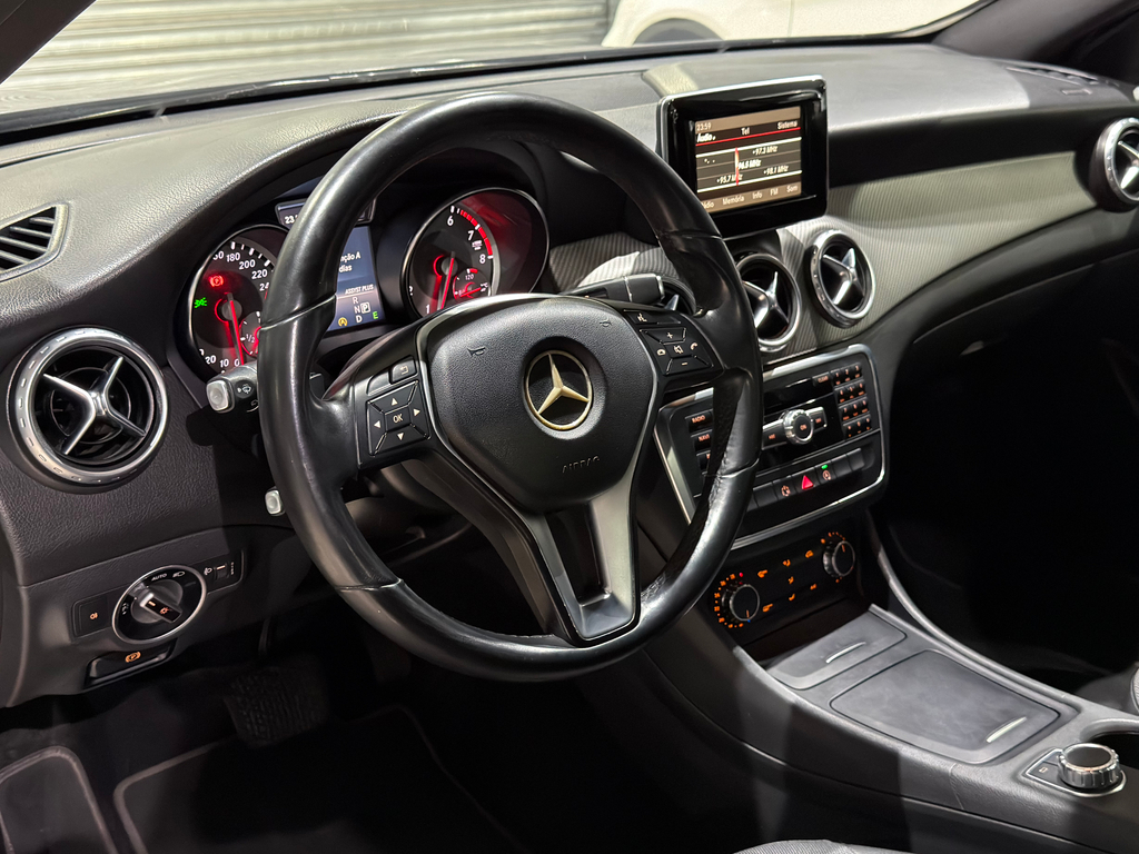 Mercedes Benz GLA-200 Cinza
