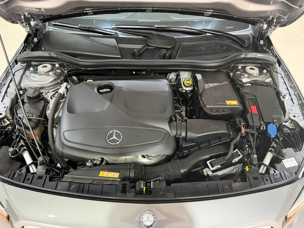 Mercedes Benz GLA-200 Cinza