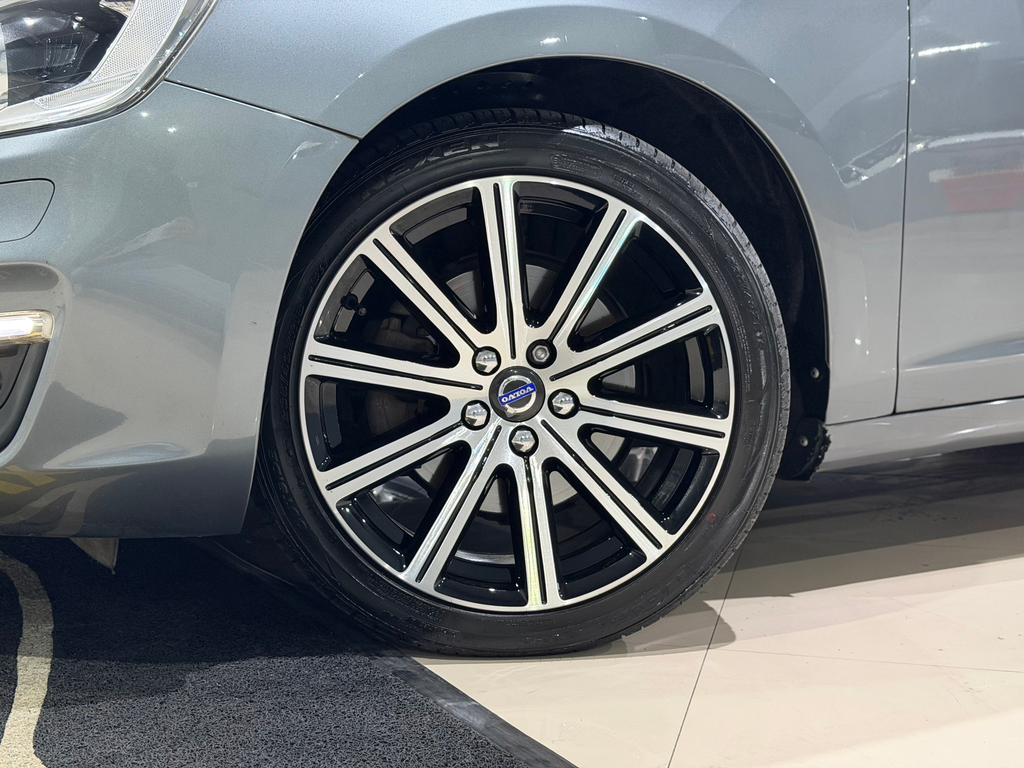 Volvo V60 Cinza