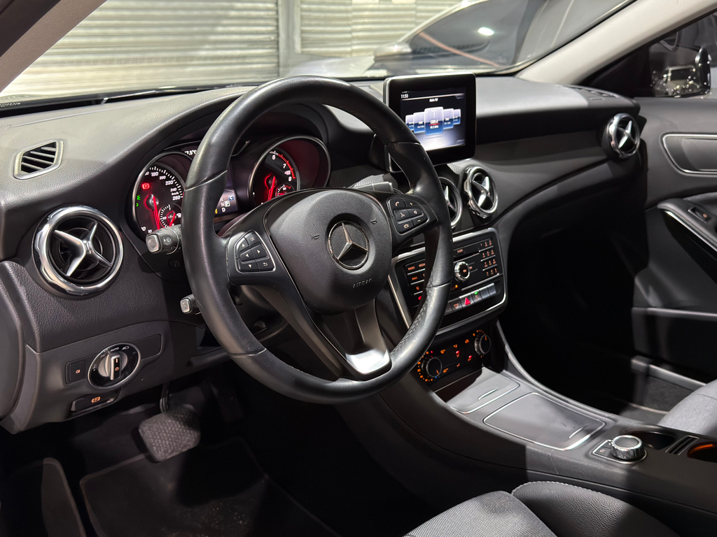 Mercedes Benz GLA-200 Preto