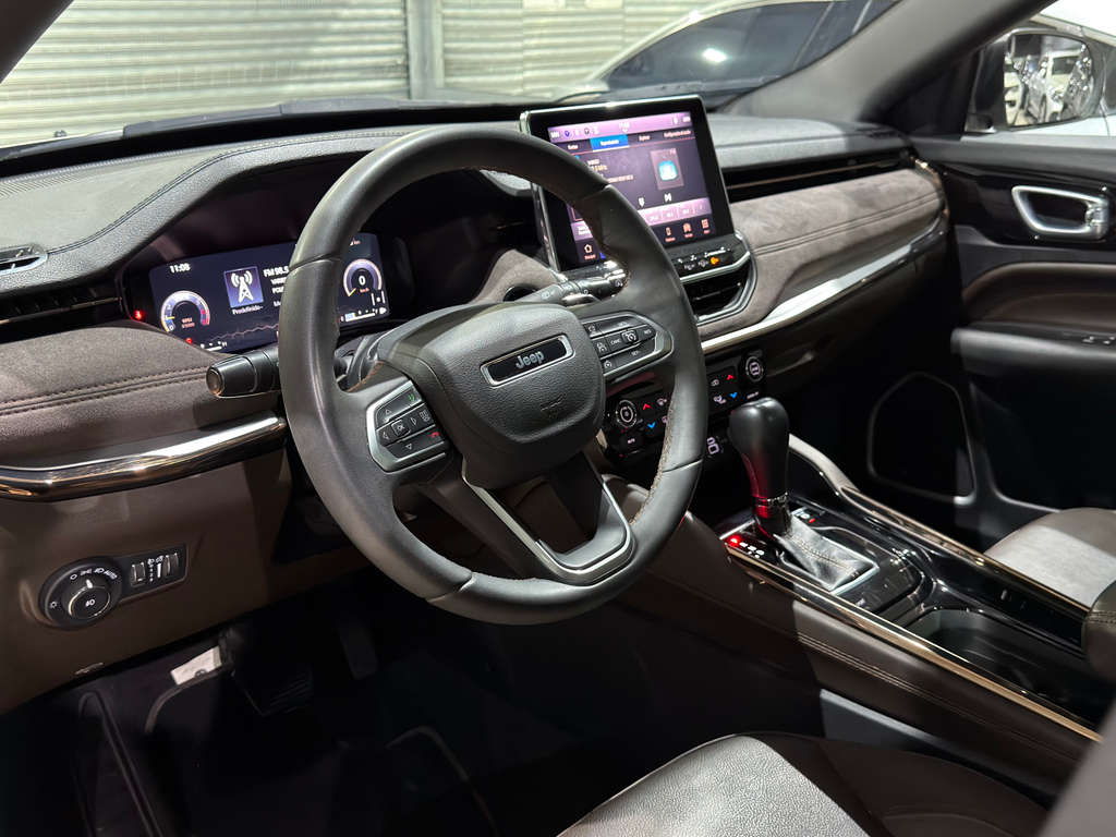 Jeep Commander Dourado