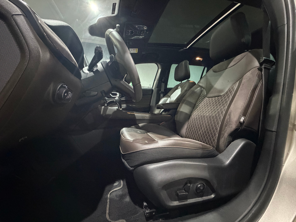 Jeep Commander Dourado