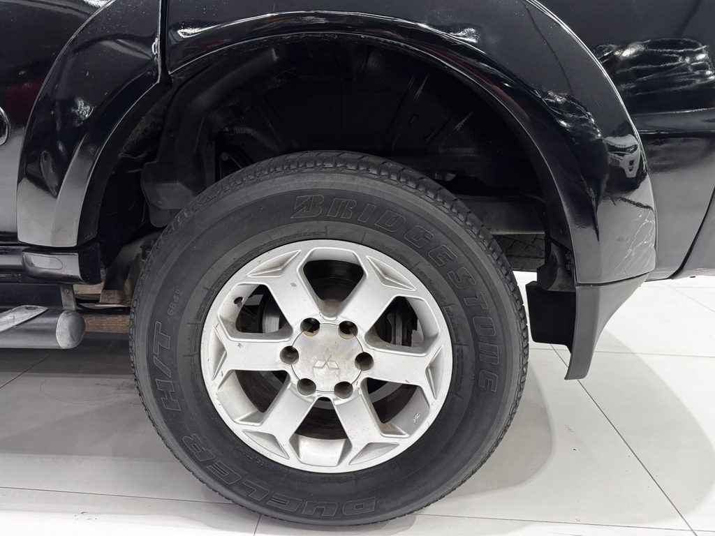 Mitsubishi Pajero Sport Preto