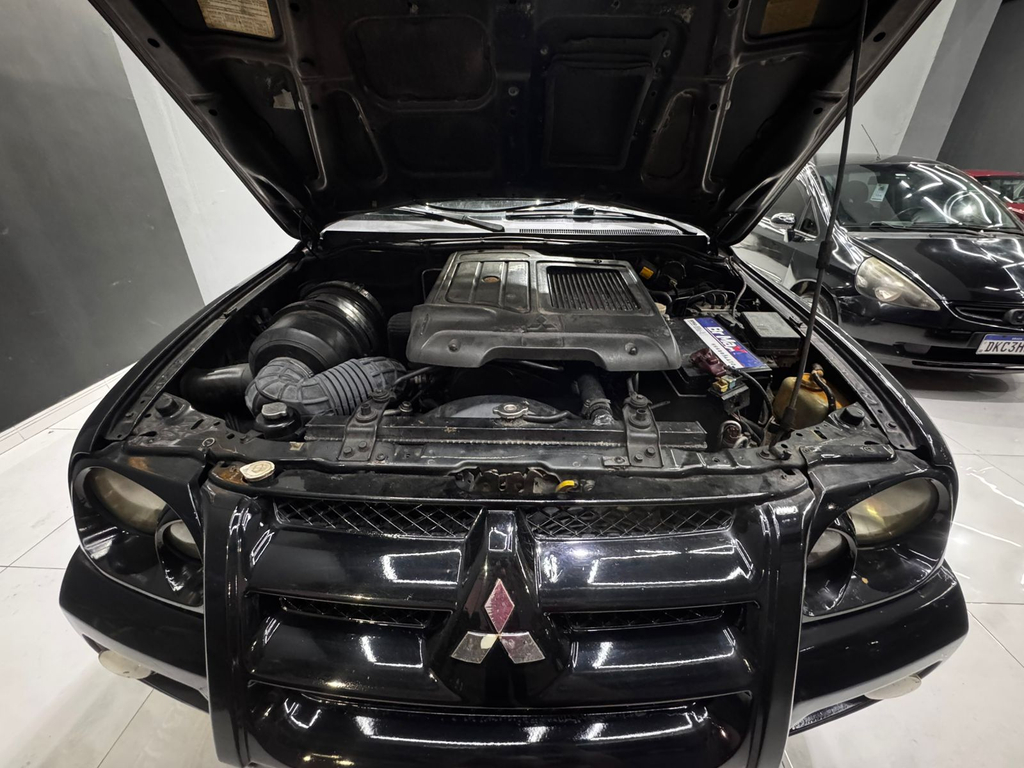 Mitsubishi Pajero Sport Preto